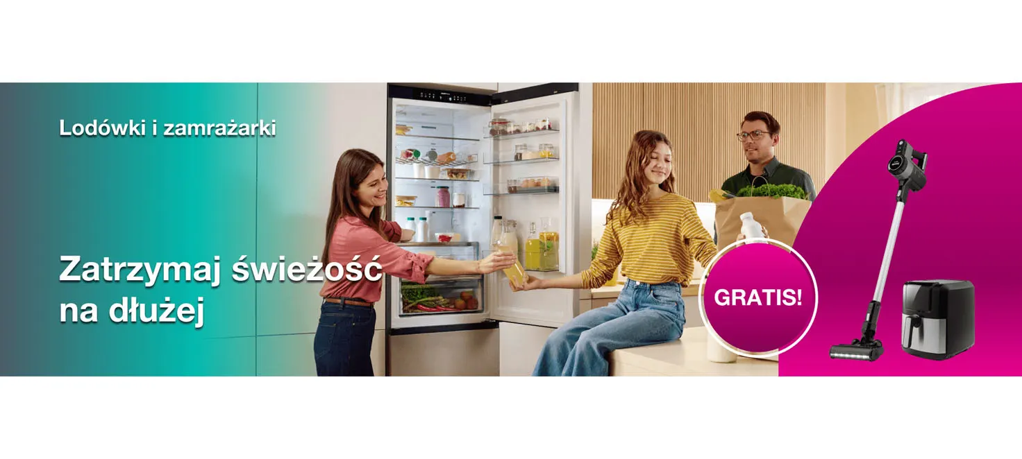 Rodzina wspólnie wkładająca rzeczy do lodówki