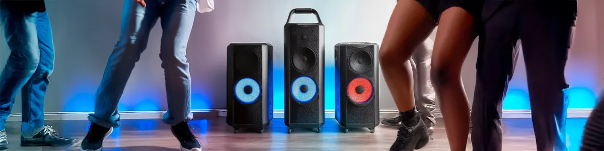 Trzy głośniki power audio nagłasianiące imprezę domową