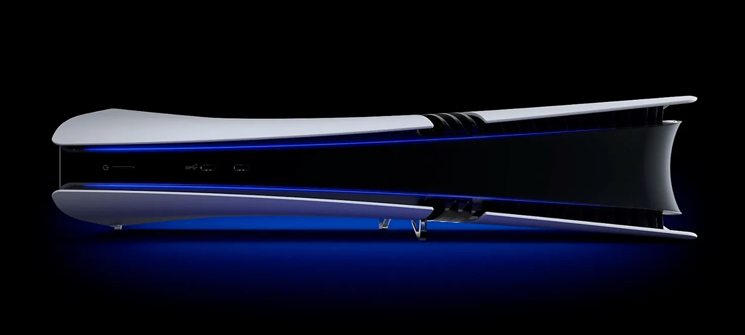 Czarna konsola PS5 z białymi panelami bocznymi, podkreślona niebieskimi paskami świetlnymi na ciemnoniebieskim tle.