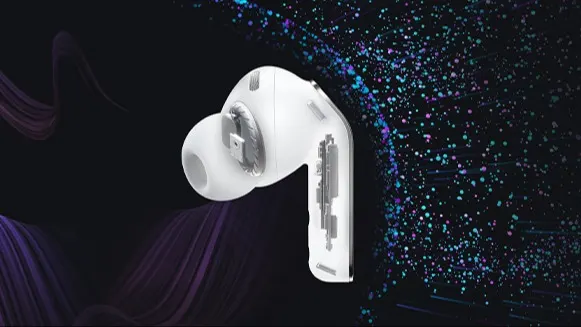 Przekrój białej słuchawki dokanałowej buds4 pro z widocznymi podzespołami wewnątrz; na ciemnym tle z fioletowymi falami i turkusowymi drobinami.