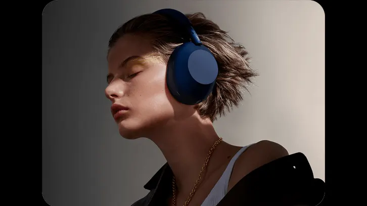 Modelka słuchająca muzyki ze słuchawek WH-1000XM6