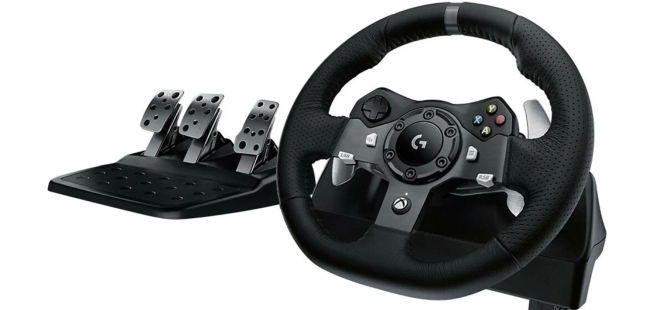 Czarny zestaw do gier komputerowych z kierownicą, pedałami gazu, hamulca i sprzęgła na białym tle.