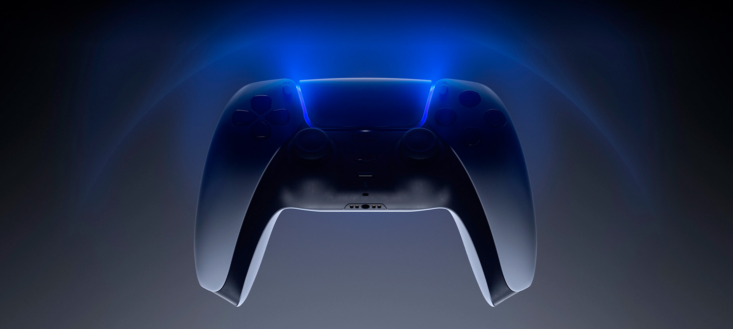 Kontroler DualSense w odcieniach szarości z niebieskim światłem na ciemnym tle. Widoczne porty i złącza.