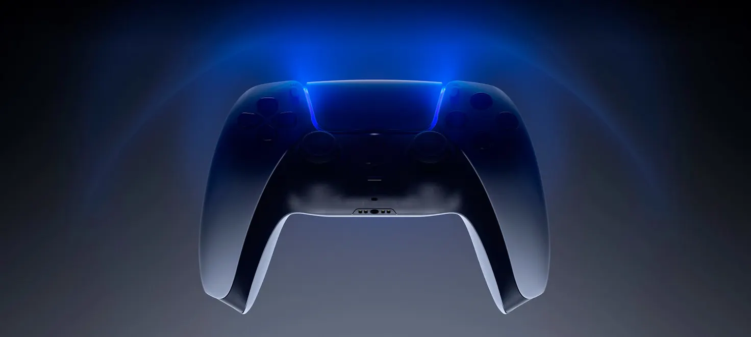 Kontroler DualSense w odcieniach szarości z niebieskim światłem na ciemnym tle. Widoczne porty i złącza.