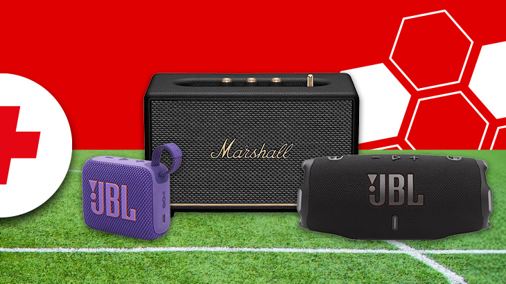 Trzy głośniki, na zielonej trawie z tyłu czerwone tło i ikona piłki.