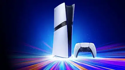 Konsola PlayStation 5 i biały kontroler DualSense na tle niebieskich smug świetlnych.