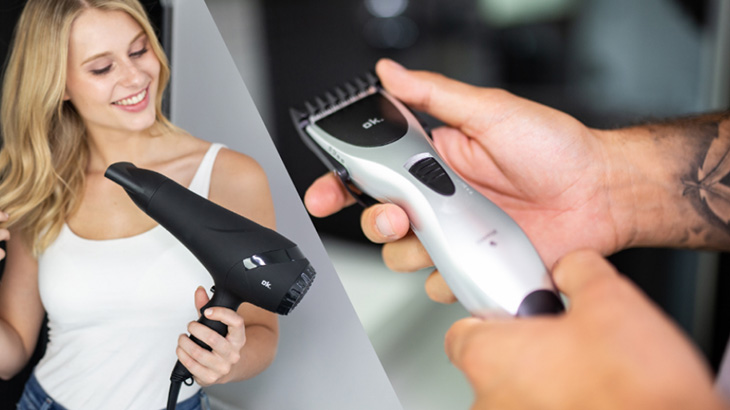 Po lewej kobieta z suszarką, po prawej ręka trzyma srebrny trymer do włosów na szarym tle.