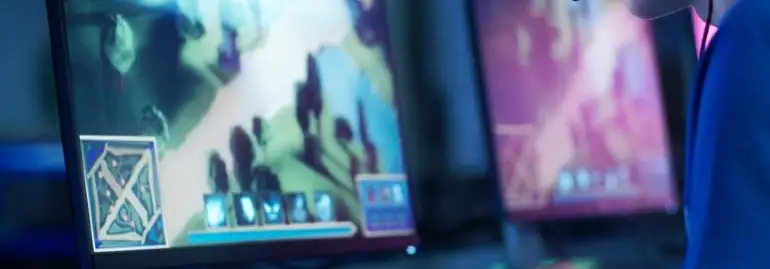 Ekran komputera wyświetla grę z abstrakcyjną grafiką w odcieniach błękitu i fioletu, z kartą w lewym dolnym rogu.