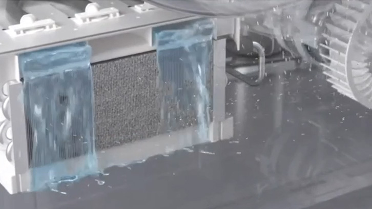 Skraplacz z możliwością wygodnego czyszczenia