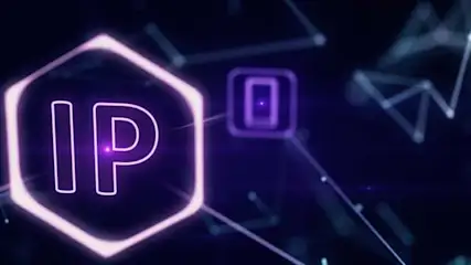 Fioletowe litery "IP" w sześciokącie na ciemnoniebieskim tle z liniami i kształtami geometrycznymi.