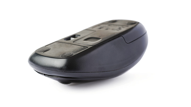 Czarna mysz komputerowa na białym tle. Widoczne przyciski i rolka. Spód myszy z widocznymi elementami ślizgowymi.