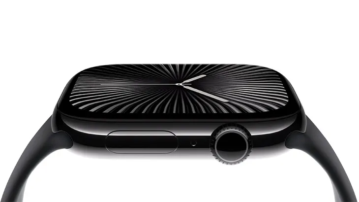 Czarny smartwatch z tarczą w paski, wskazówki pokazują godzinę. Na boku przycisk i pokrętło.