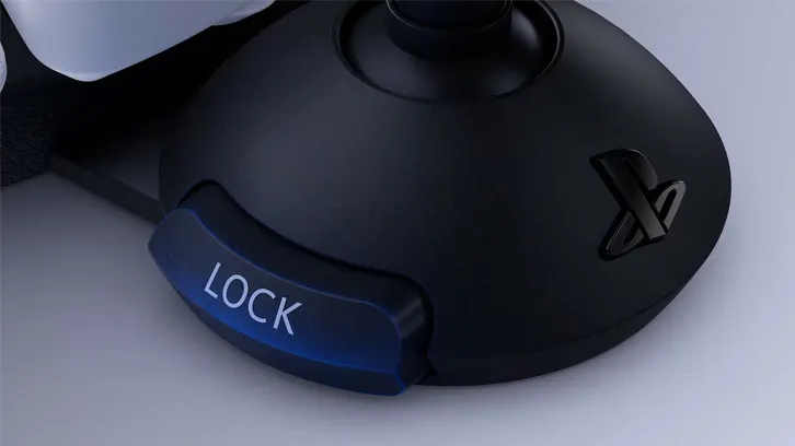 Czarny kontroler z napisem "LOCK" na niebieskim przycisku i logo PlayStation.