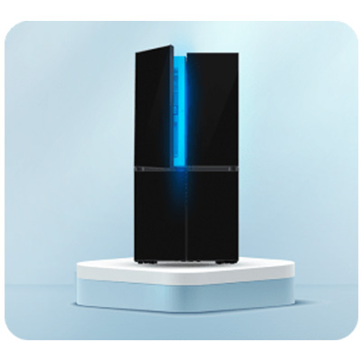 Czarna lodówka na białym postumencie na tle błękitu. Jedne drzwi są lekko otwarte, ukazując niebieskie światło wewnątrz.