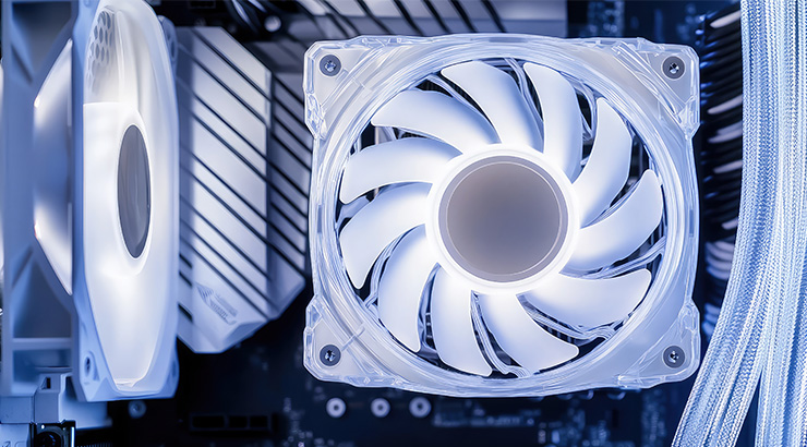 Dwa białe wentylatory komputerowe z przezroczystymi obudowami, widoczne przewody i elementy chłodzące w tle.
