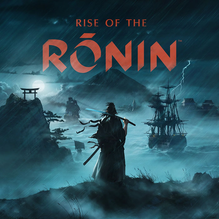 Na pierwszym planie postać z mieczem, w tle góry, okręt i błyskawice. U góry pomarańczowy napis "Rise of the Ronin".