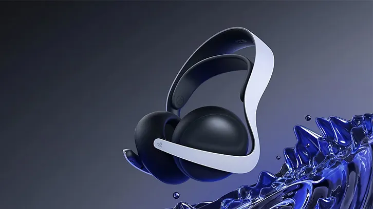 Na szarym tle widoczne są czarne słuchawki VR z białymi akcentami i abstrakcyjna, niebieska forma przypominająca wodę.