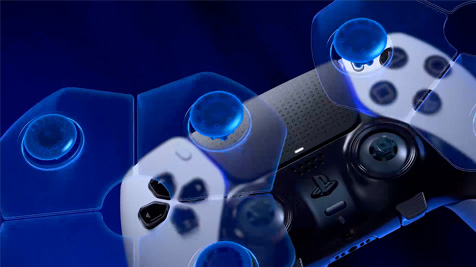 Na zdjęciu widać kontrolery do gier w odcieniach bieli, czerni i niebieskiego. Kontrolery mają okrągłe przyciski i cztery kierunkowe strzałki.