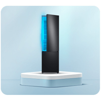 Czarna lodówka na białym podeście, na tle błękitnej ściany, z błękitnym światłem wewnątrz.