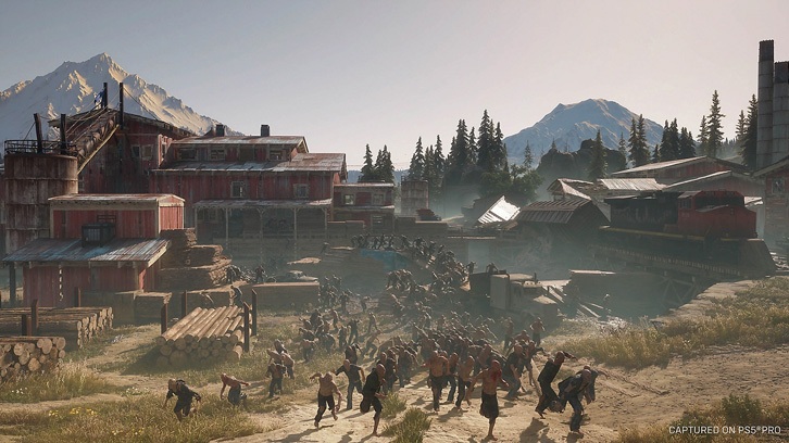 Panorama osady z budynkami i lasem na tle gór. Na pierwszym planie grupa biegnących ludzi.