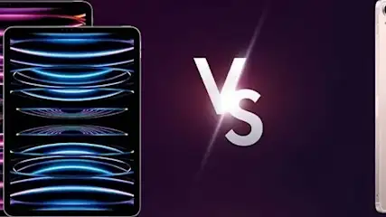 Dwa tablety z ekranami, na których wyświetlają się kolorowe abstrakcyjne wzory, naprzeciw siebie na fioletowym tle.