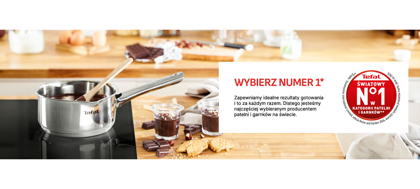 Na zdjęciu widać stalowy rondel z czekoladą, drewnianą łyżką, szklanki z deserem, czekoladę i ciasteczka na drewnianym blacie.