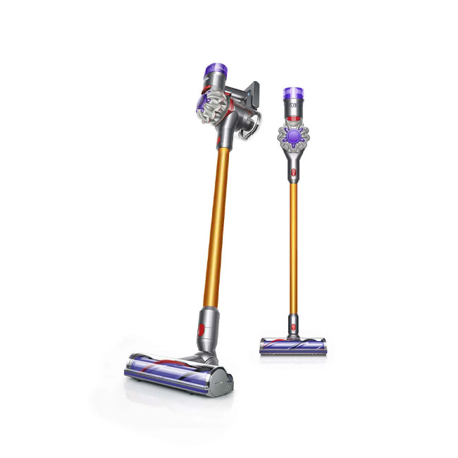 Dwa odkurzacze pionowe Dyson na białym tle. Jeden z głowicą podłogową, drugi w tle z mniejszą głowicą.