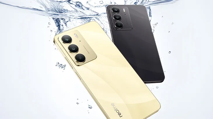 Dwa telefony w wodzie: złoty i czarny. Oba mają potrójne aparaty. W tle woda i białe tło.