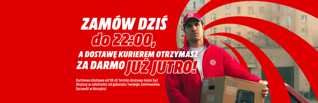 Mężczyzna w czerwonej czapce i bluzie trzyma w rękach przesyłkę.