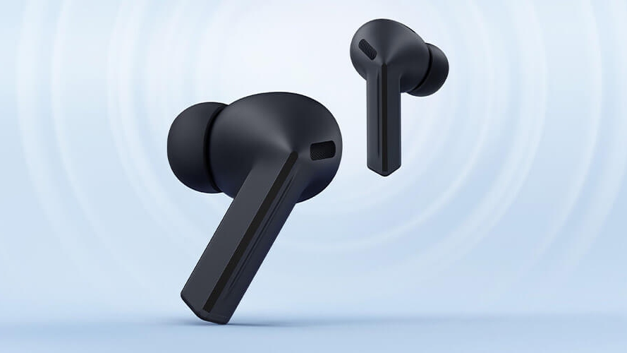Para czarnych słuchawek Samsung Galaxy Buds3 FE na niebieskim tle.