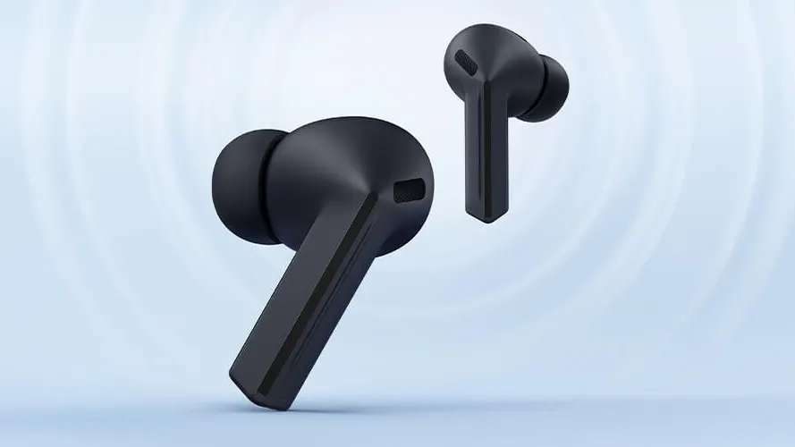 Para czarnych słuchawek Samsung Galaxy Buds3 FE na niebieskim tle.