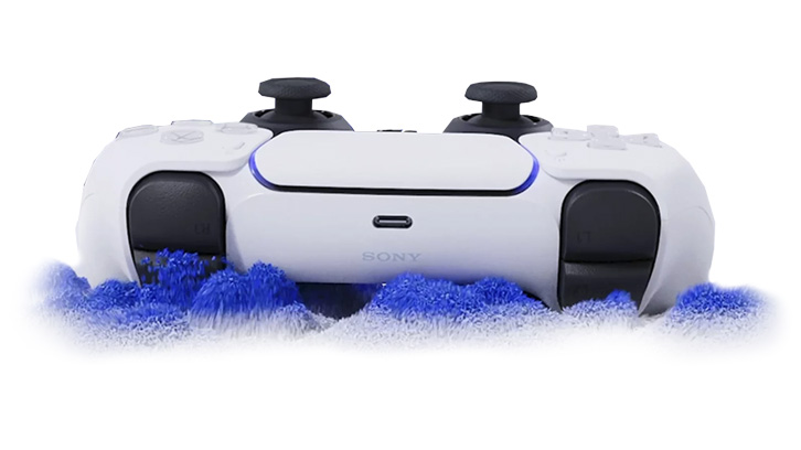 Biały kontroler do gier z czarnymi gałkami analogowymi i niebieskimi akcentami na białym tle z niebieskimi dekoracjami.