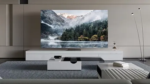 Salon z telewizorem wyświetlającym górski krajobraz, białe meble, szary dywan i lampę.