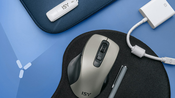 Na niebieskim tle leżą: mysz na czarnej podkładce, biały adapter z kablem, pendrive i fragment podkładki.