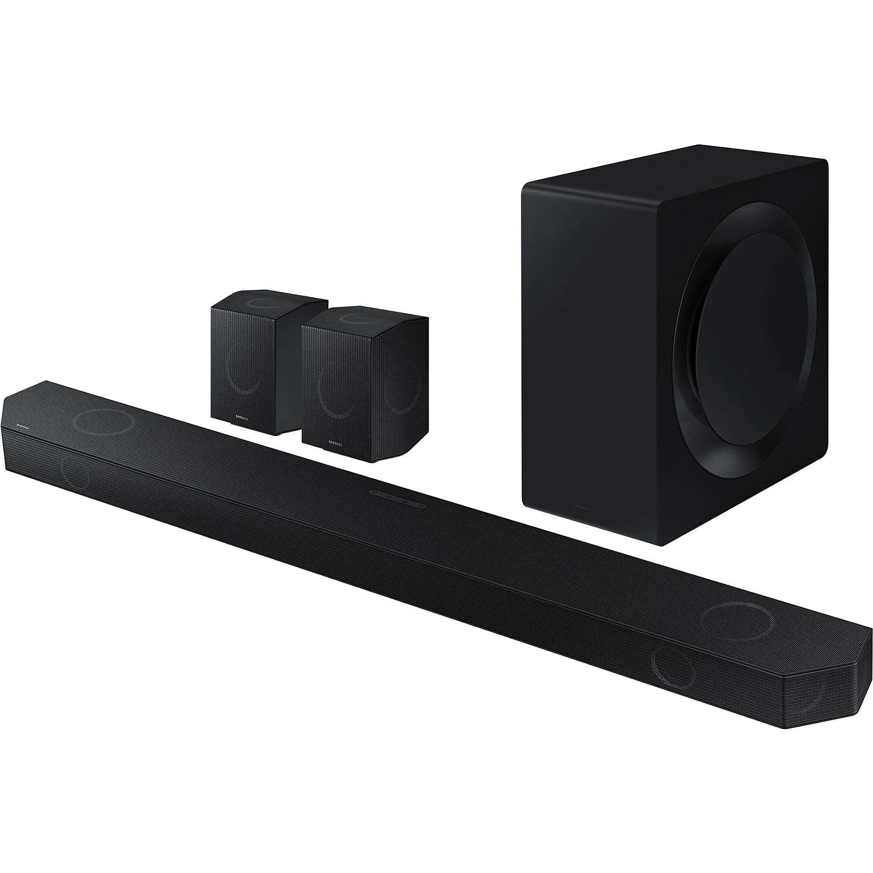 Czarny soundbar, dwa głośniki i subwoofer na białym tle. Sprzęt audio marki Samsung.