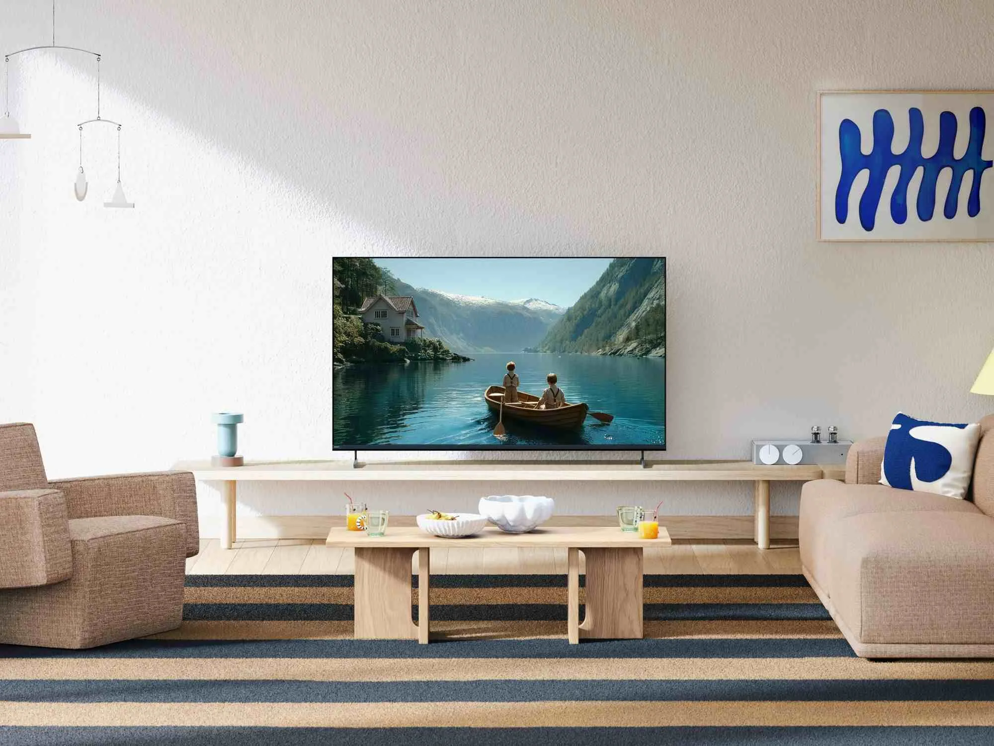 Na grafice w salonie na przy ścianie stoi wyeksponowany Sony TV.