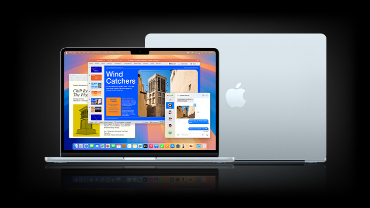 Srebrny laptop z otwartym ekranem, na którym wyświetlane są okna aplikacji i dokumenty. Obok stoi zamknięty laptop z logo Apple.