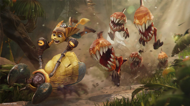 Na zdjęciu postać z gry w żółtym pancerzu ucieka przed unoszącymi się w powietrzu potworami z otwartymi paszczami w dżungli.