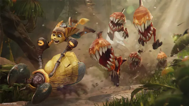 Na zdjęciu postać z gry w żółtym pancerzu ucieka przed unoszącymi się w powietrzu potworami z otwartymi paszczami w dżungli.