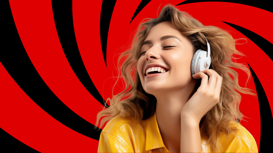 Uśmiechnięta osoba w słuchawkach na tle czerwono-czarnego wzoru. Osoba ma na sobie żółtą koszulę i dotyka słuchawki.