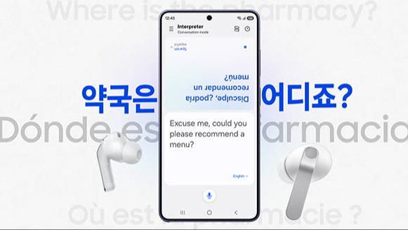 Grafika: smartfon z aplikacją „Interpreter” w trybie rozmowy — na ekranie „Excuse me, could you please recommend a menu?” i odwrócony tłumacz; po bokach dwie białe słuchawki Buds4 pro; w tle duże, półprzezroczyste napisy w różnych językach (m.in. koreański, hiszpański, francuski).