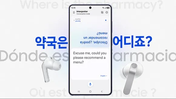 Grafika: smartfon z aplikacją „Interpreter” w trybie rozmowy — na ekranie „Excuse me, could you please recommend a menu?” i odwrócony tłumacz; po bokach dwie białe słuchawki Buds4 pro; w tle duże, półprzezroczyste napisy w różnych językach (m.in. koreański, hiszpański, francuski).