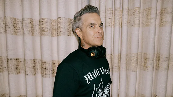 Robbie Williams w słuchawkach z serii PEAQ