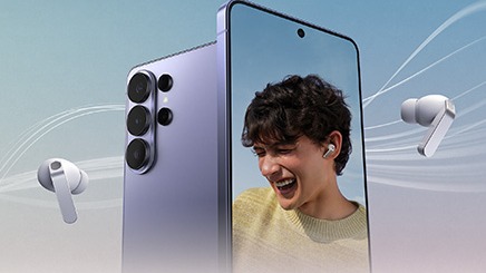 Grafika produktowa: fioletowy smartfon z potrójnym aparatem pokazany z tyłu i z przodu. Na ekranie osoba w żółtym swetrze z białą słuchawką TWS w uchu; wokół telefonu unoszą się dwie białe słuchawki. Tło gradientowe niebiesko‑beżowe z delikatnymi liniami.