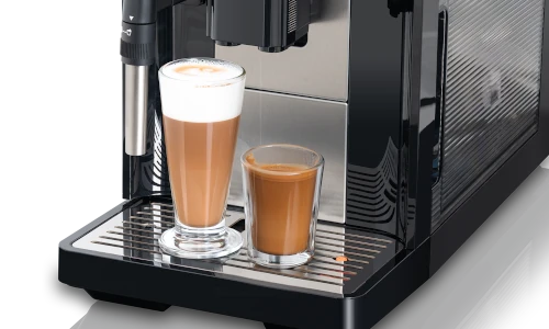 Automatyczny ekspres do kawy KOENIC Cremaro KCAM 1518026 B z wysoką latte macchiato i małą filiżanką espresso na ociekaczu.