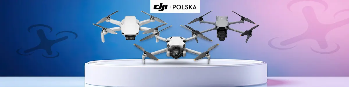 Trzy białe drony na podeście, na tle niebiesko-różowym. Widoczne logo DJI Polska.