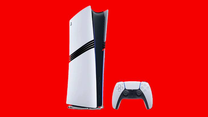 Na czerwonym tle stoi biała konsola PlayStation 5 z czarnymi akcentami i biały kontroler DualSense.