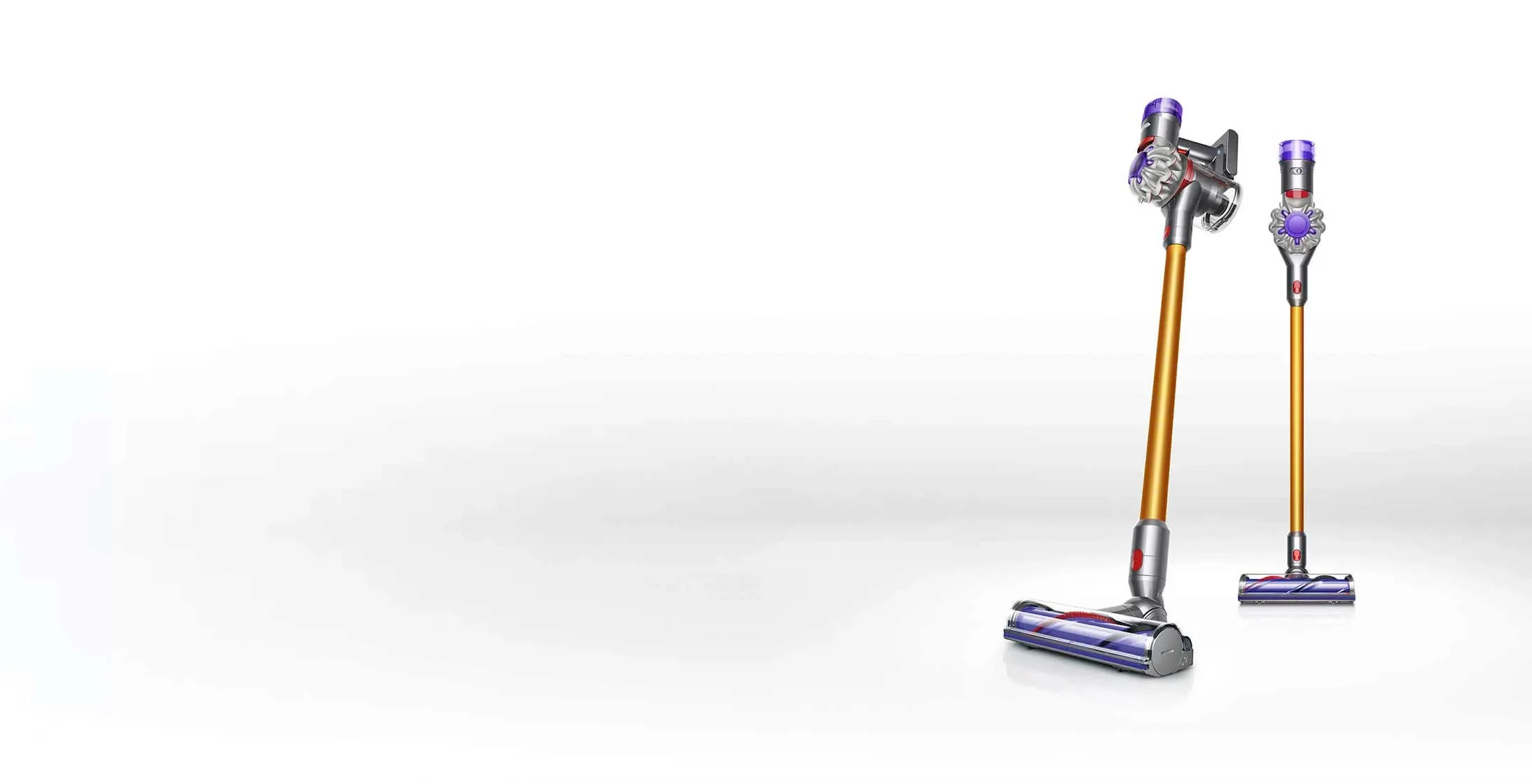 Dwa odkurzacze bezprzewodowe stoją na białym tle. Odkurzacze mają srebrne, fioletowe i złote elementy.