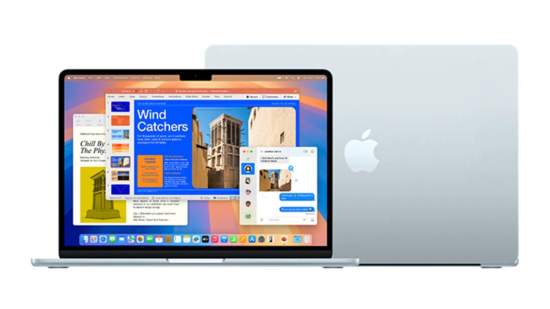 Na białym tle widoczne są dwa srebrne laptopy Apple. Ekran pierwszego laptopa jest otwarty, na ekranie widoczne okna aplikacji.