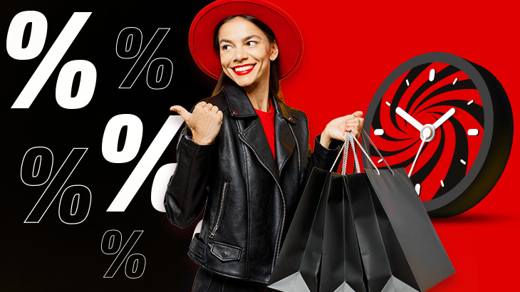 Kobieta z torbami na zakupy wskazuje palcem. W tle zegar, znaki procentowe i tło czerwono-czarne.